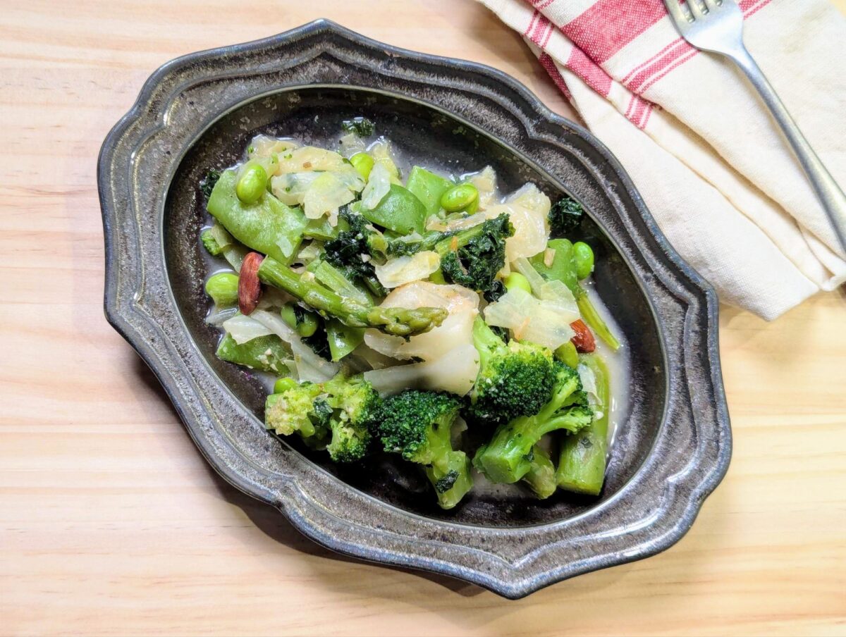 グリーンスプーン「Green Day」。ケール、ブロッコリー、枝豆、塩麹だれが絡んだナッツ入りグリーンサラダ