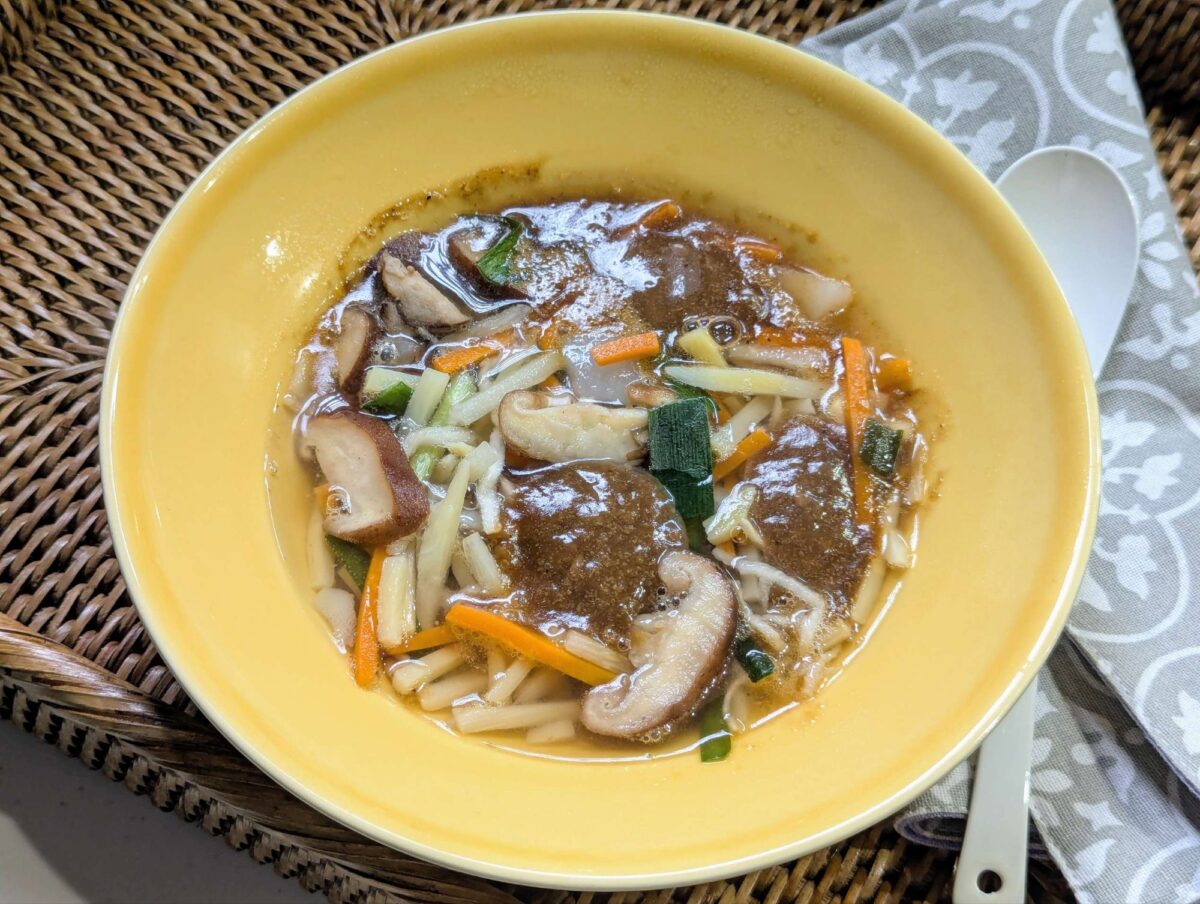 グリーンスプーンの酸辣湯。しいたけ、にんじん、ズッキーニなどの具材が入ったスープ