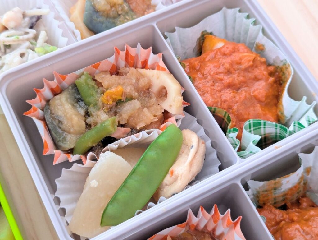 つくりおき.jpの副菜セット。なすとれんこんの煮びたしや、かぼちゃのトマトソース煮など5品が小分けカップに入っている