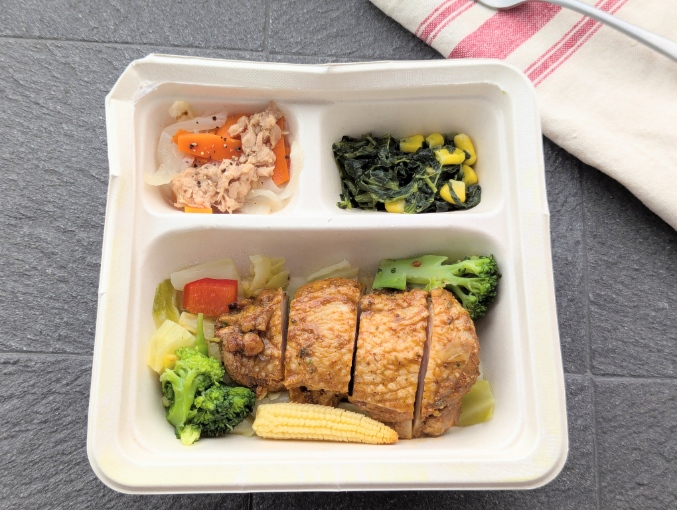 三ツ星ファームの冷凍弁当「タンドリーチキンと彩り野菜」を開封した様子。メインの鶏肉に加え、ブロッコリー、ヤングコーン、副菜2種も添えられている。