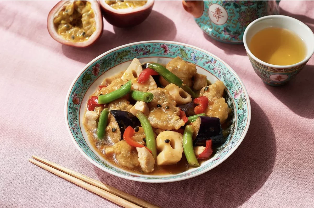 鱈と揚げなすを彩り野菜と一緒に黒酢あんで絡めたヘルシーな魚料理