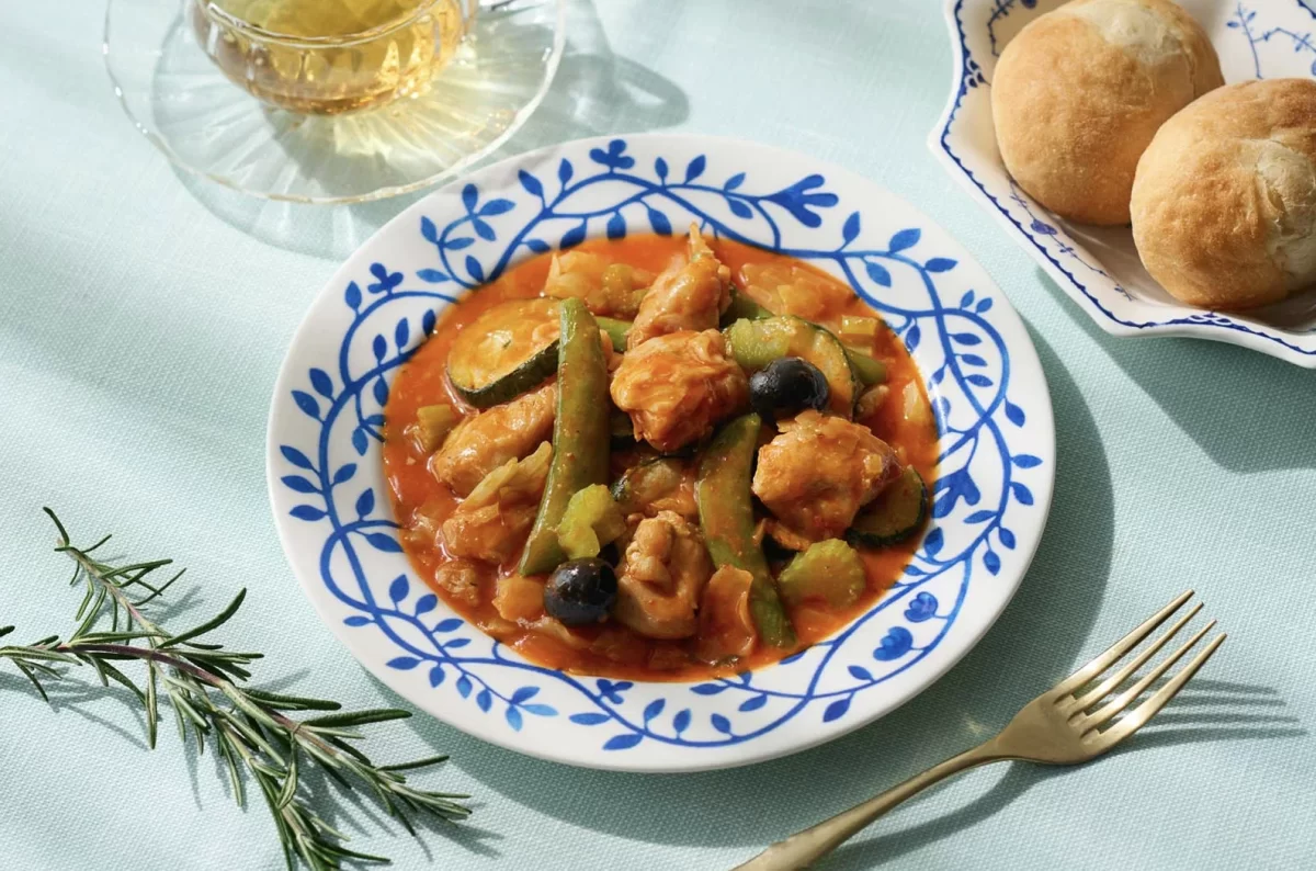 鶏もも肉とオリーブの完熟トマト煮込み。ズッキーニやスナップエンドウ入りの彩り豊かな洋風煮込み料理