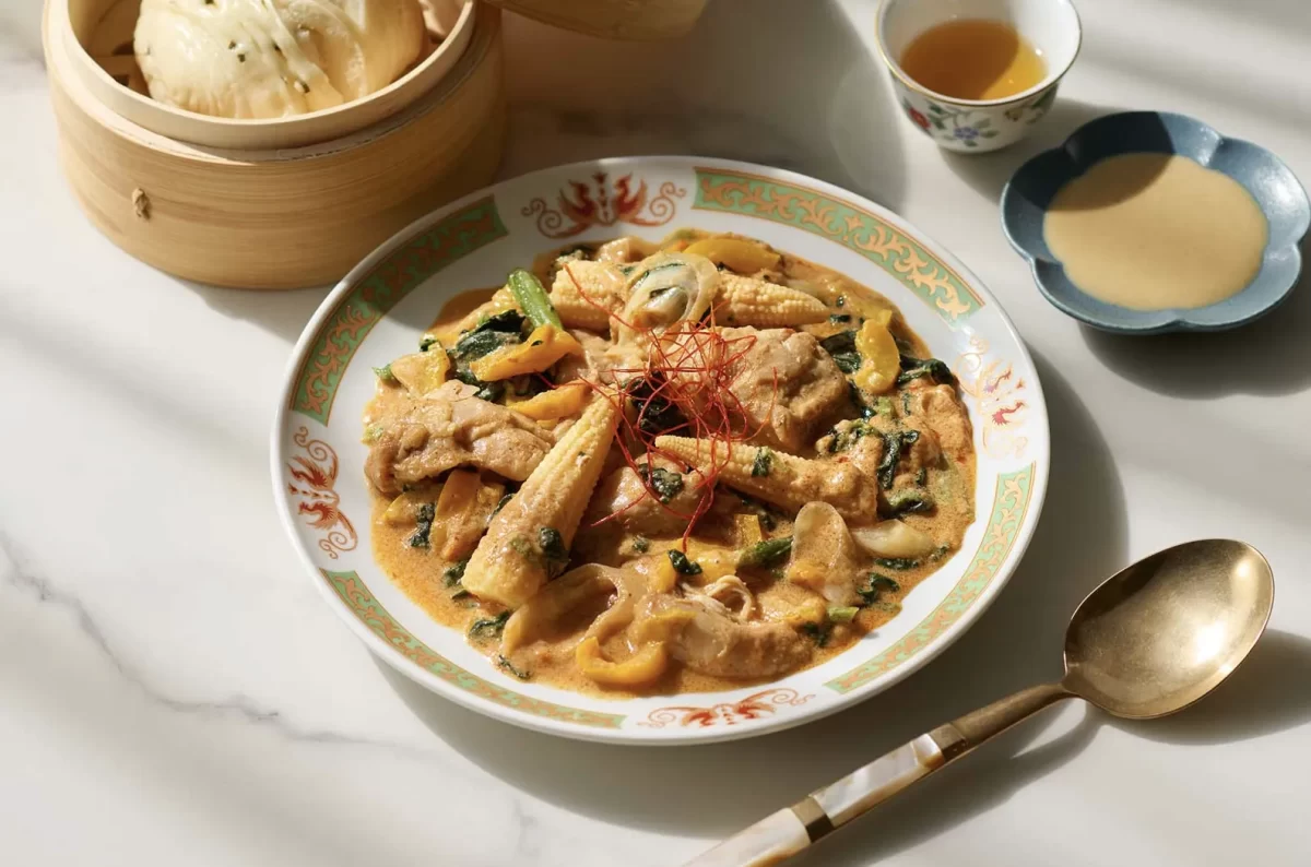 鶏もも肉とほうれん草を白胡麻ソースで絡めた坦々風料理の盛り付け例