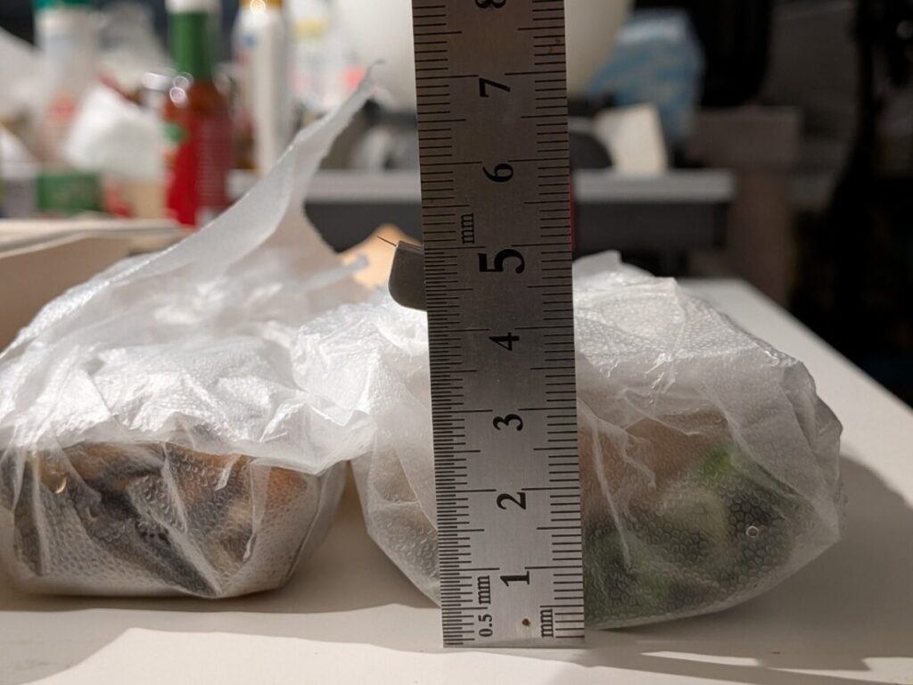 プレスンシールで包んだナッシュを定規で計測している様子｜厚みは約3cm