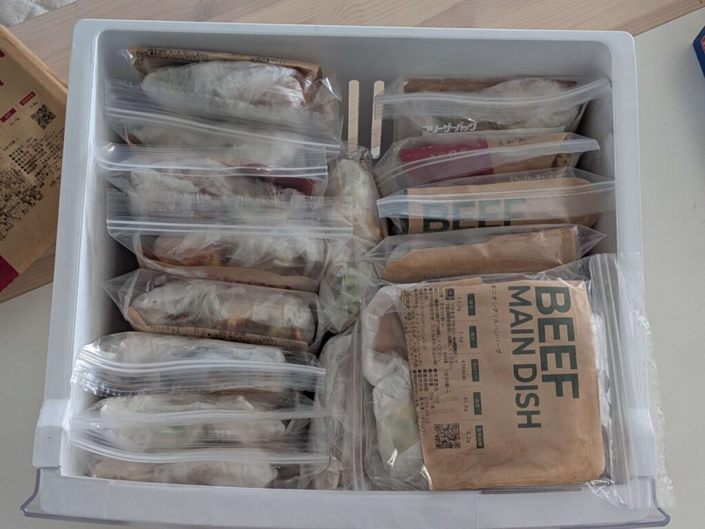 圧縮後のナッシュをフリーザーバッグで整理した冷凍庫の中身｜20L冷凍室