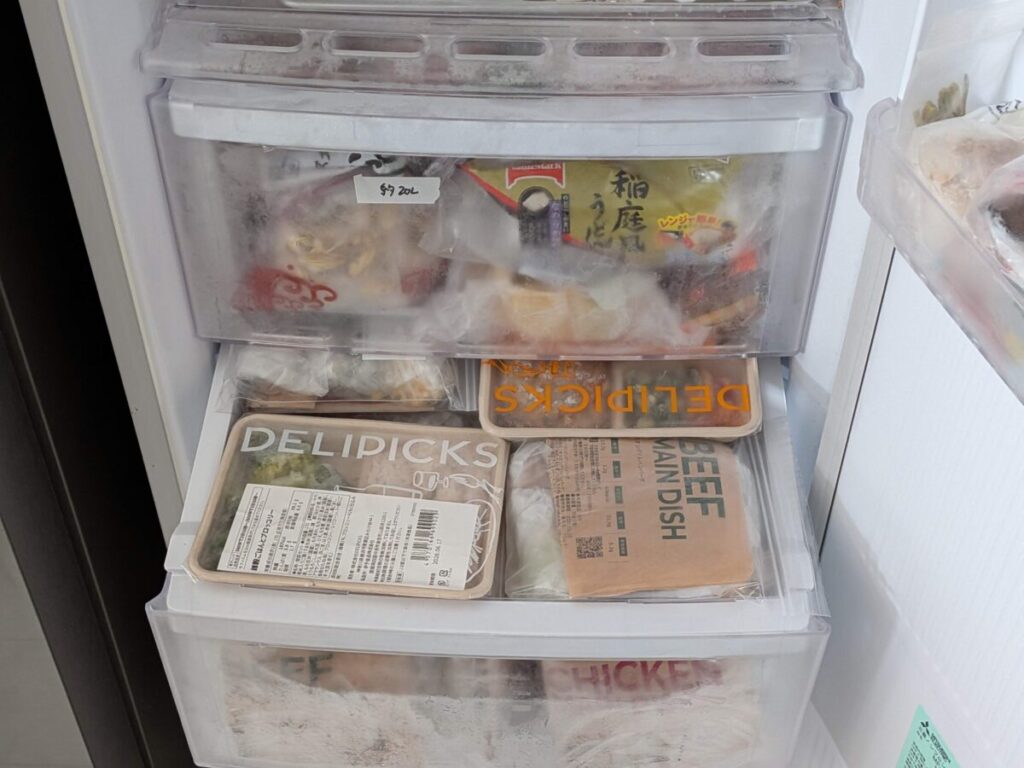 圧縮後のナッシュを下段に、デリピックスなど他の冷凍宅食と一緒に収納した冷凍庫全体の写真。