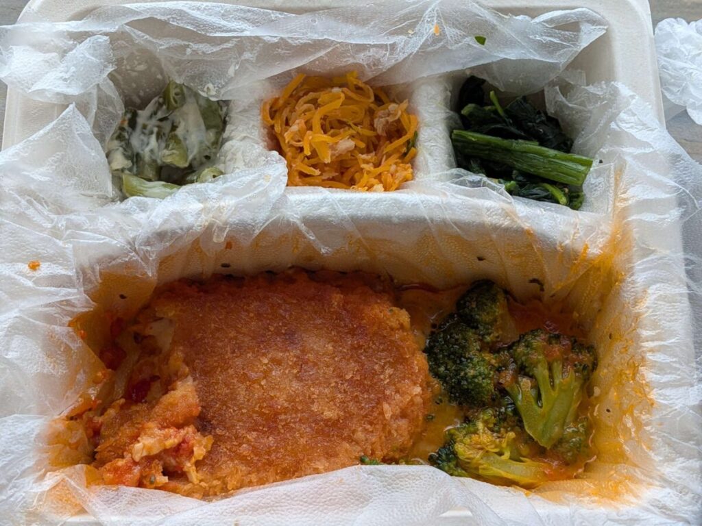 ナッシュのクリームコロッケグラタンと副菜インゲンタルタル、キャロットラペ、ほうれん草とコーンのソテー