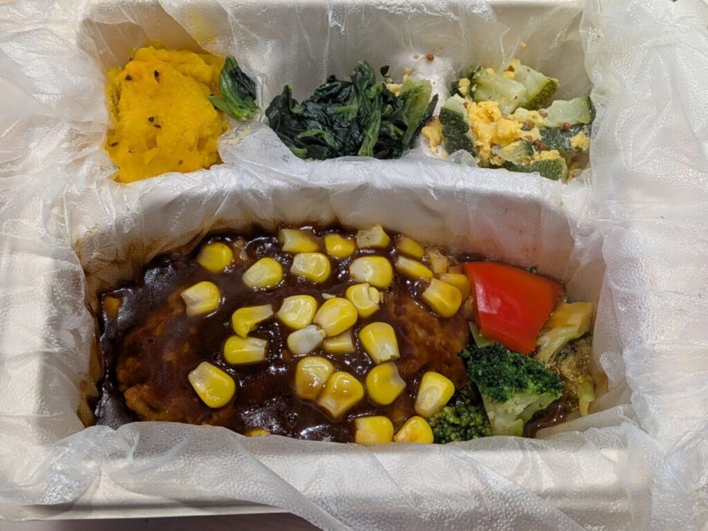 ナッシュのハンバーグと彩り温野菜のデミと副菜かぼちゃサラダ、ほうれん草のソテー、ズッキーニエッグ