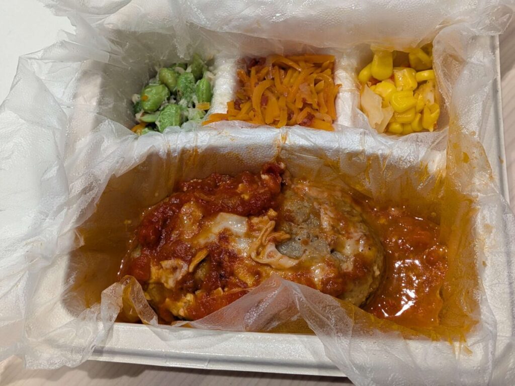 温めたナッシュのきのことチーズのトマトハンバーグ