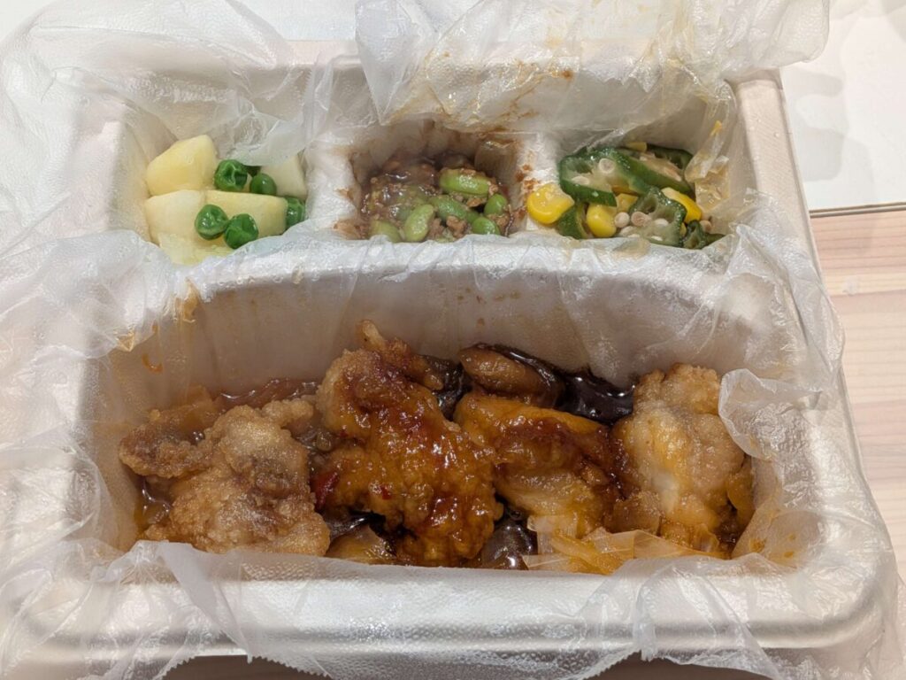 ナッシュのコクと旨味のスイートチリカラアゲと副菜じゃがいもの旨塩、枝豆のカレー風味、コーンとオクラの生姜醤油