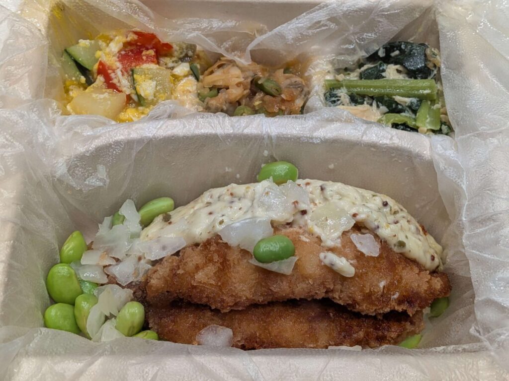 ナッシュのたらフライの特製タルタルソースと副菜彩り野菜と卵のサラダ、インゲンあさりのドレッシング和え、小松菜チキン(コンソメ風味)