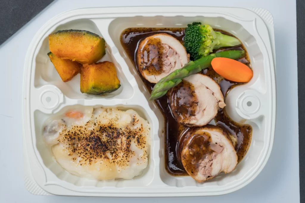 オイシエダイニングのプレミアムメニュー「白ワイン香る鶏もも肉のロールチキン」。トリュフと茸のソース、カボチャのサブジ、シーフードパスタグラタンのセット。