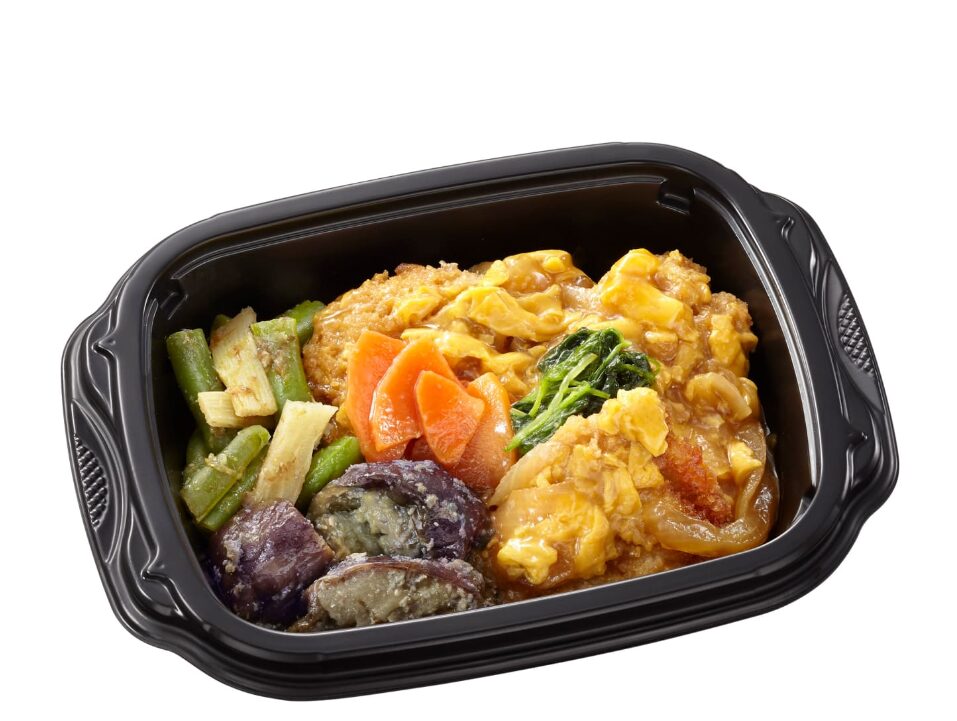 ロースカツを卵でとじた主菜に、インゲンやナスなどの副菜が添えられたワタミの「満足ディッシュ」盛り付け画像。