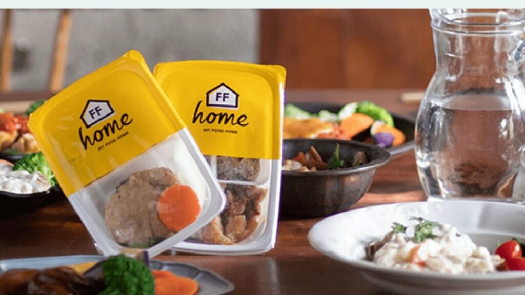 フィットフードホームの冷凍パウチ料理と食卓に並ぶヘルシーメニューのイメージ写真