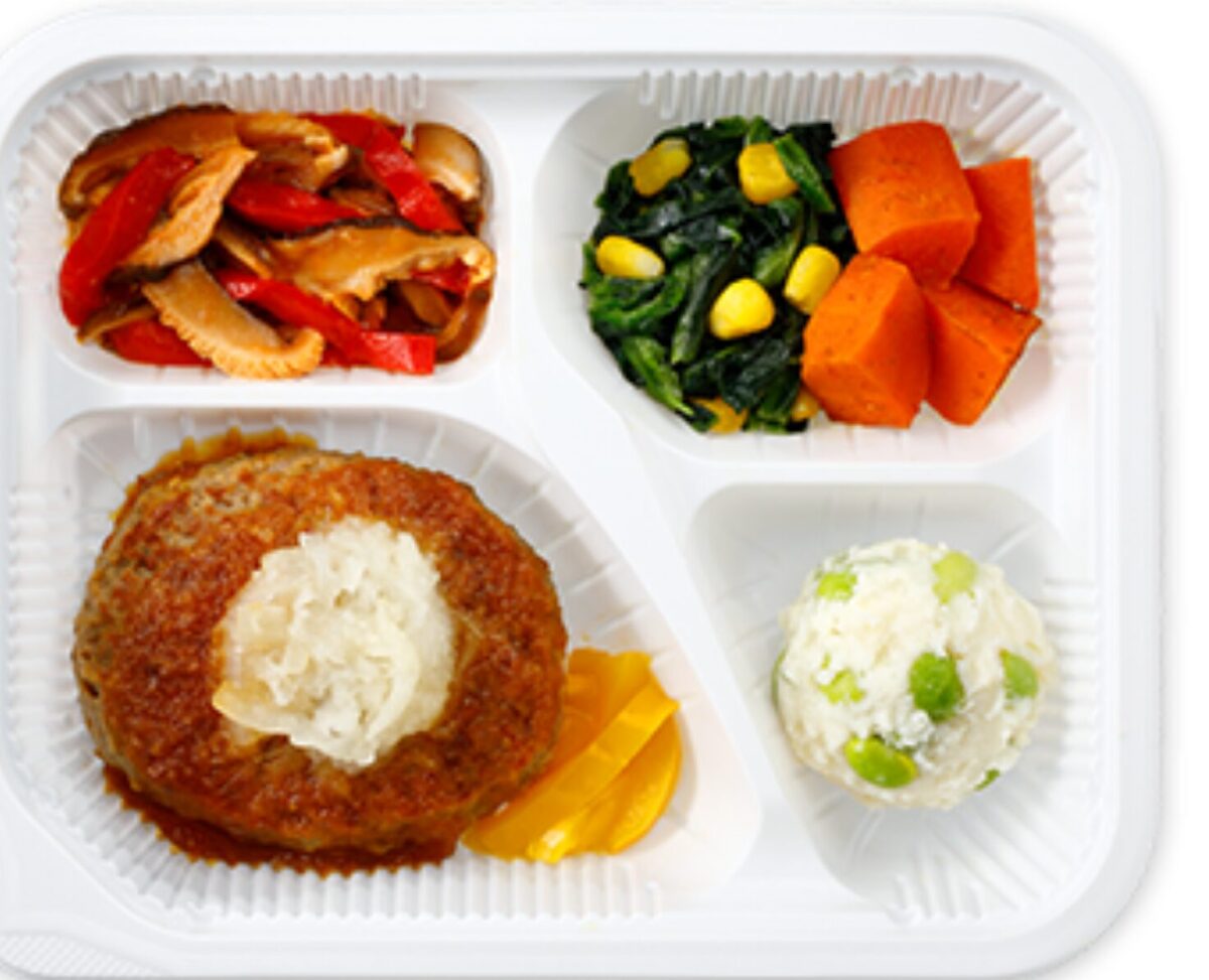 ニチレイきくばりごぜん和風ハンバーグと副菜3種が白い容器に入っている