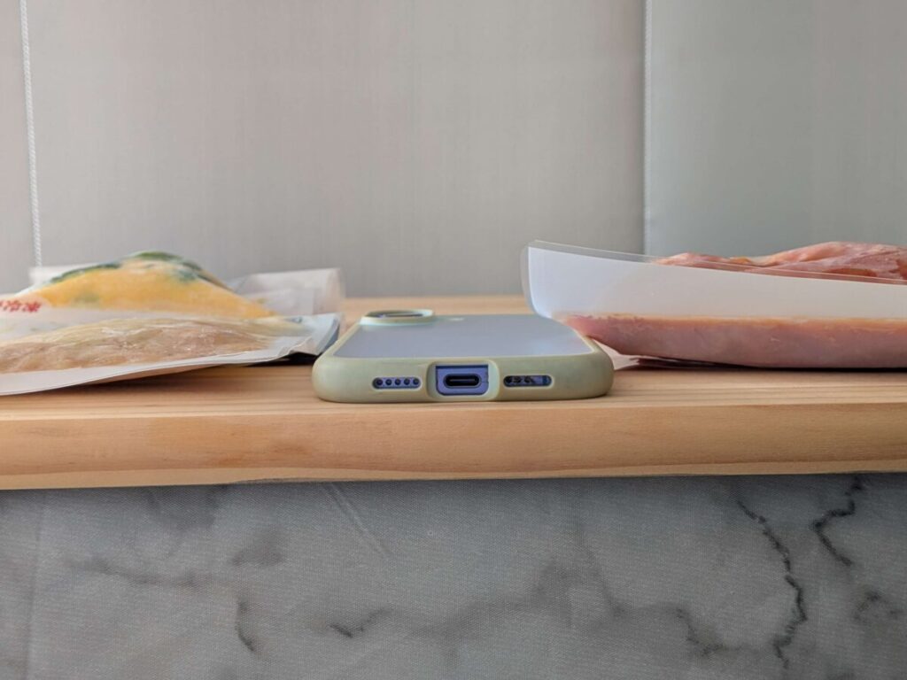 わんまいる健幸ディナーのパウチ1食分をスマホの厚みと比較した写真。