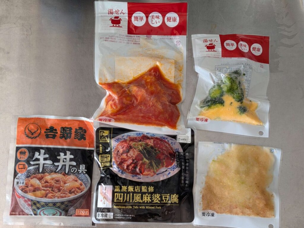 わんまいるの主菜副菜を市販のレトルト（吉野家牛丼レトルト・ローソン麻婆豆腐）と大きさを比較した様子