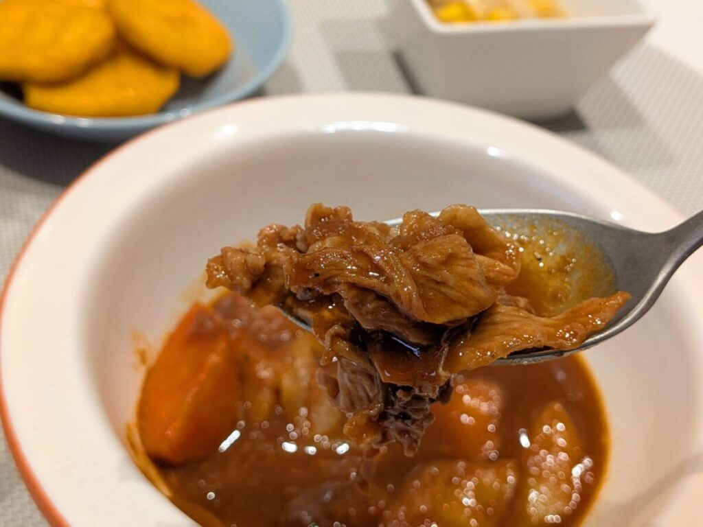 わんまいるビーフシチューの牛肉をスプーンですくっている様子