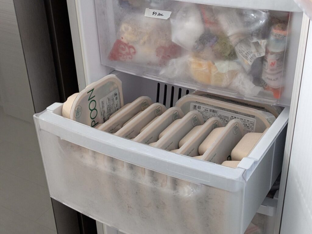 容量16.5Lの冷凍庫の引き出しに、GREEN SPOON（グリーンスプーン）の容器を長辺を上にして立てて並べたが、高さが足りず引き出しが閉まらない様子