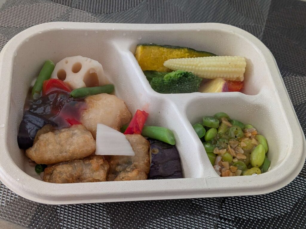 グリーンスプーンデリ弁当鱈と揚げなすのフルーツ黒酢あん、サイドは枝豆ガーリックペッパーと温野菜サラダ