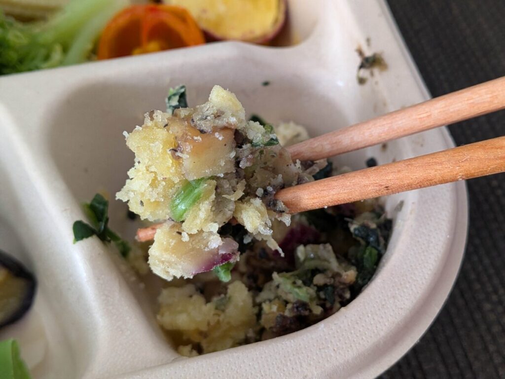 グリーンスプーンデリ弁当のサイドのさつまいもの黒胡麻ナッツのアップ画像