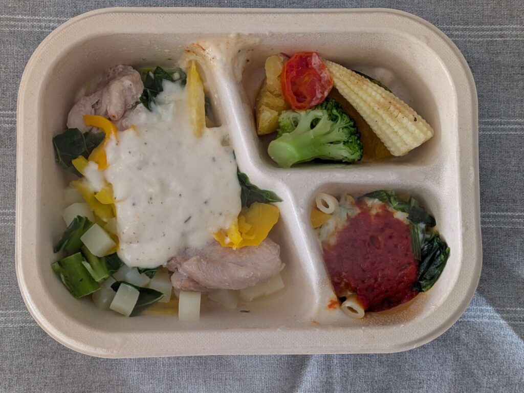 グリーンスプーンデリ弁当ハーブとケールのチキンクリームソース、サイドはチーズトマトマカロニと温野菜サラダ