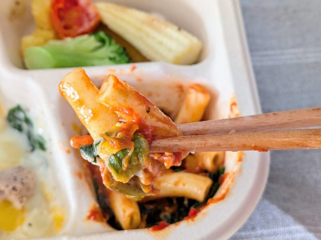 グリーンスプーンデリ弁当のサイドのチーズトマトマカロニのアップ画像