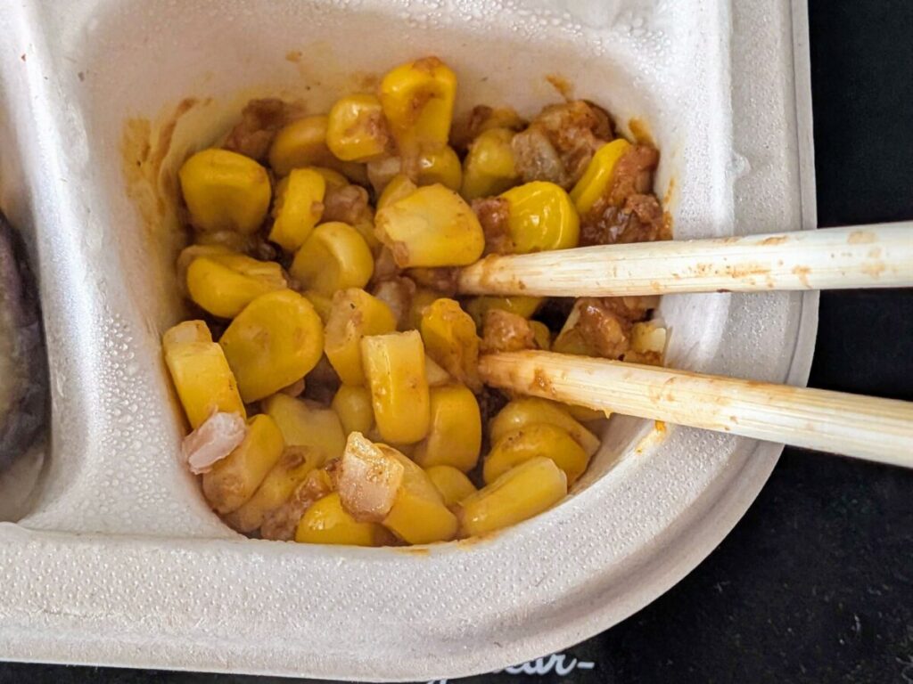 グリーンスプーンデリ弁当のサイドファッロとコーンのカレーのアップ画像