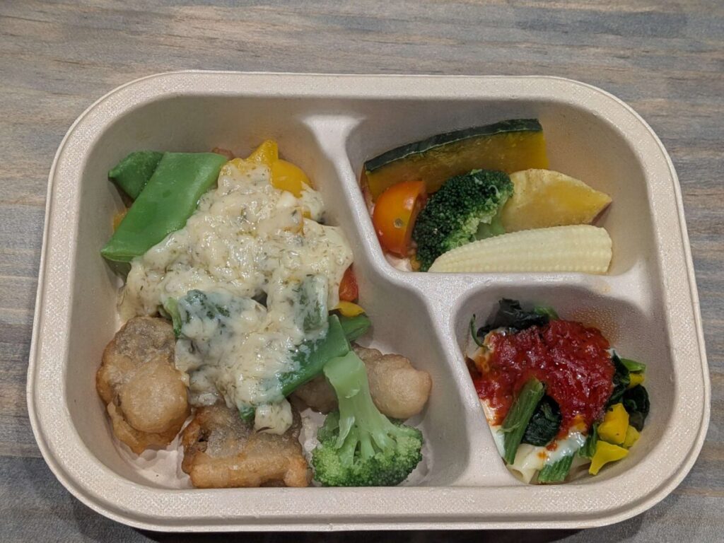 グリーンスプーンデリ弁当ハーブ香る白身魚の贅沢タルタルソース、サイドはチーズトマトマカロニと温野菜サラダ