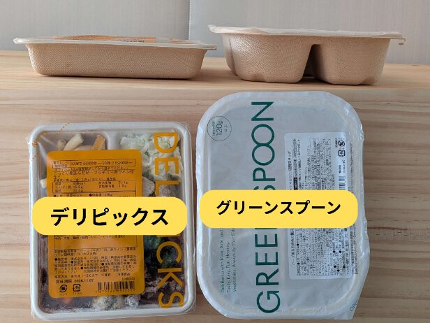 木目のテーブルにあるデリピックスグリーンスプーン容器の大きさと厚みの比較写真