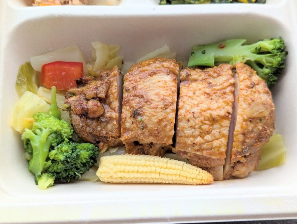 三ツ星ファームのケイジャンチキン。付け合わせはパプリカ、キャベツ、ブロッコリーヤングコーン