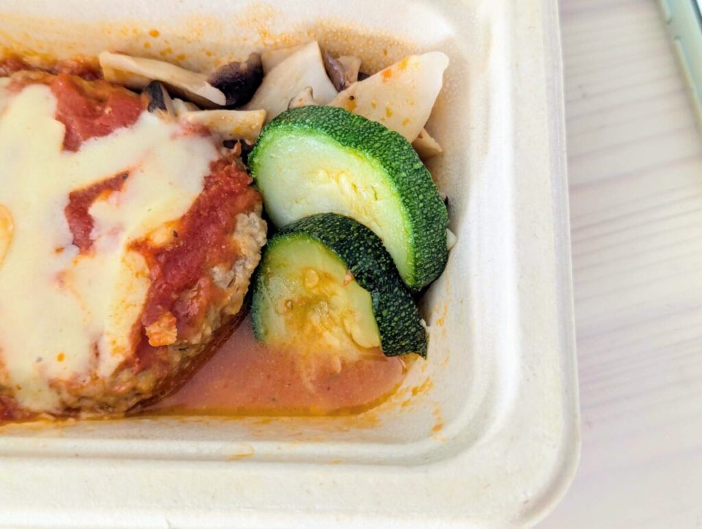 三ッ星ファームのハンバーグ付け合わせのズッキーニの水分が出てしまった様子。