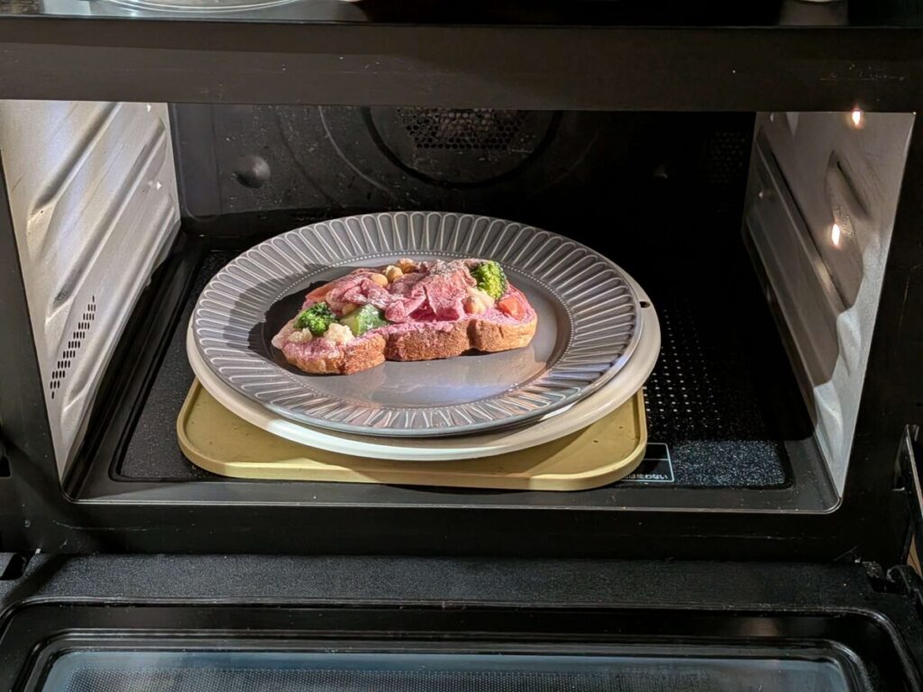 デリピックスのオープンサンドを電子レンジに入れた様子