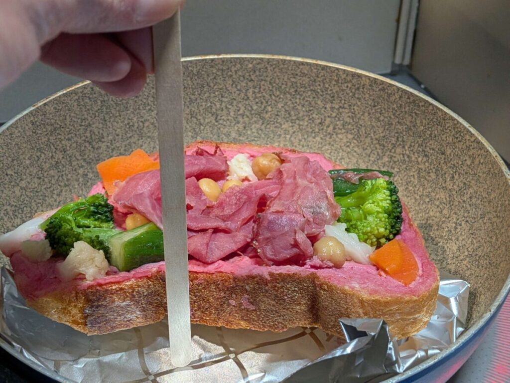 デリピックスオープンサンドをフライパンに入れ、ホイルの上に置いてオープンサンドを浮かせて置いてある画像