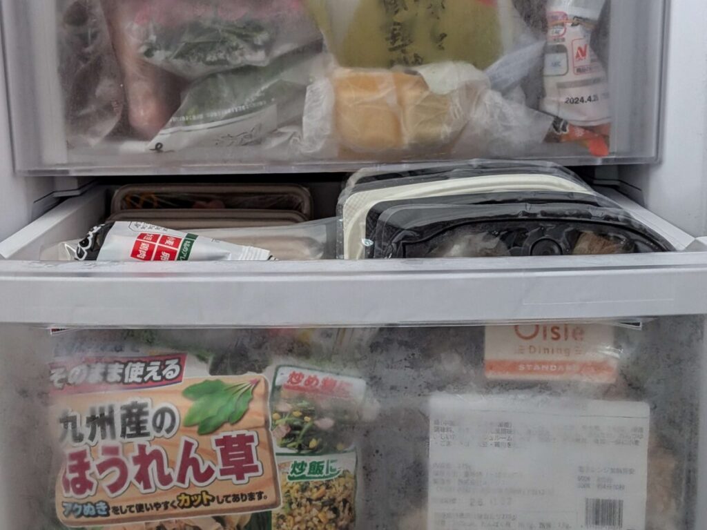 オイシエダイニングの冷凍弁当を縦に入れようとすると冷凍庫の引き出しに引っかかる様子。