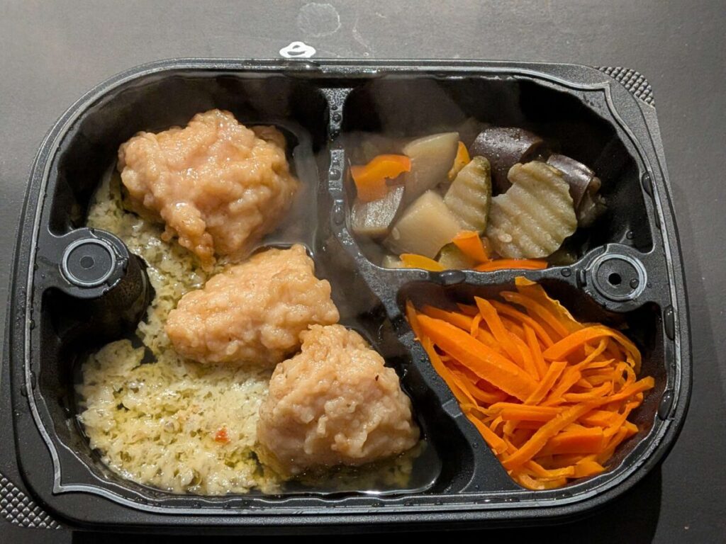 卵オイシエダイニングたっぷりタルタルのチキン南蛮 (バリュー)の完成写真。副菜はキャロットラペ ・角切りポテトと彩り野菜白ワインビネガー風味