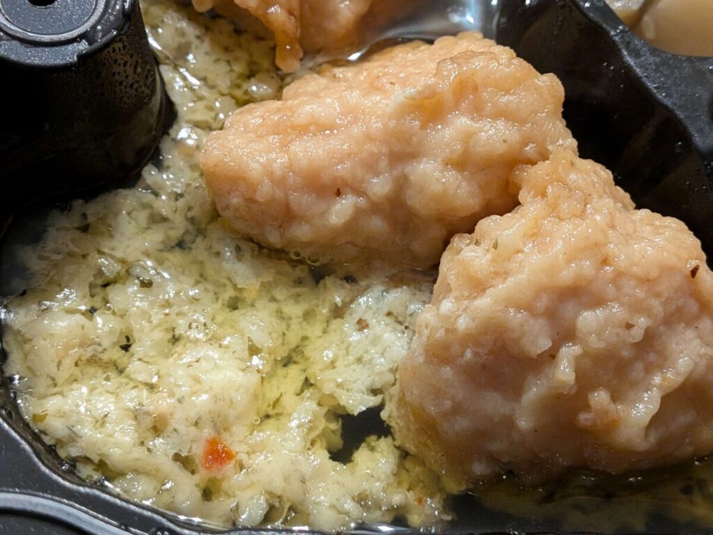 オイシエダイニング卵たっぷりタルタルのチキン南蛮のアップ写真。タルタルソースが分離しているのがわかる。