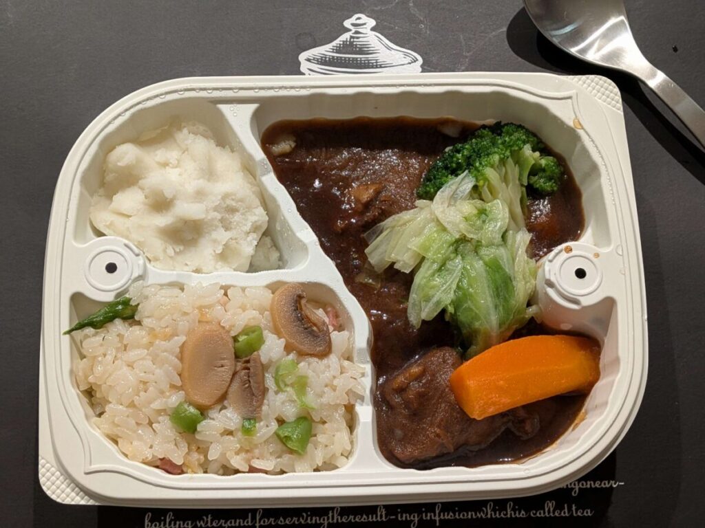 オイシエダイニングの仙台名物 高級大切り牛タンの赤ワイン煮完成写真。副菜はジャーマンポテトとバターライス。