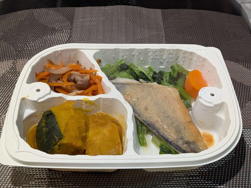 オイシエダイニングの香ばしさ引き立つ鰆ネギみそ焼。副菜は南瓜の煮物・しめじと人参の和え物。