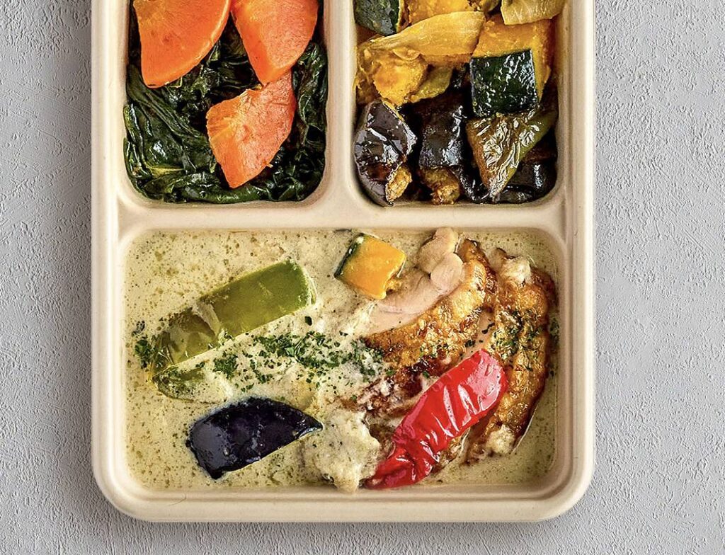 デリピックスグリーンカレーのお弁当のスクリーンショット。副菜はほうれん草とにんじん、かぼちゃと玉ねぎ、なすのカレー炒め