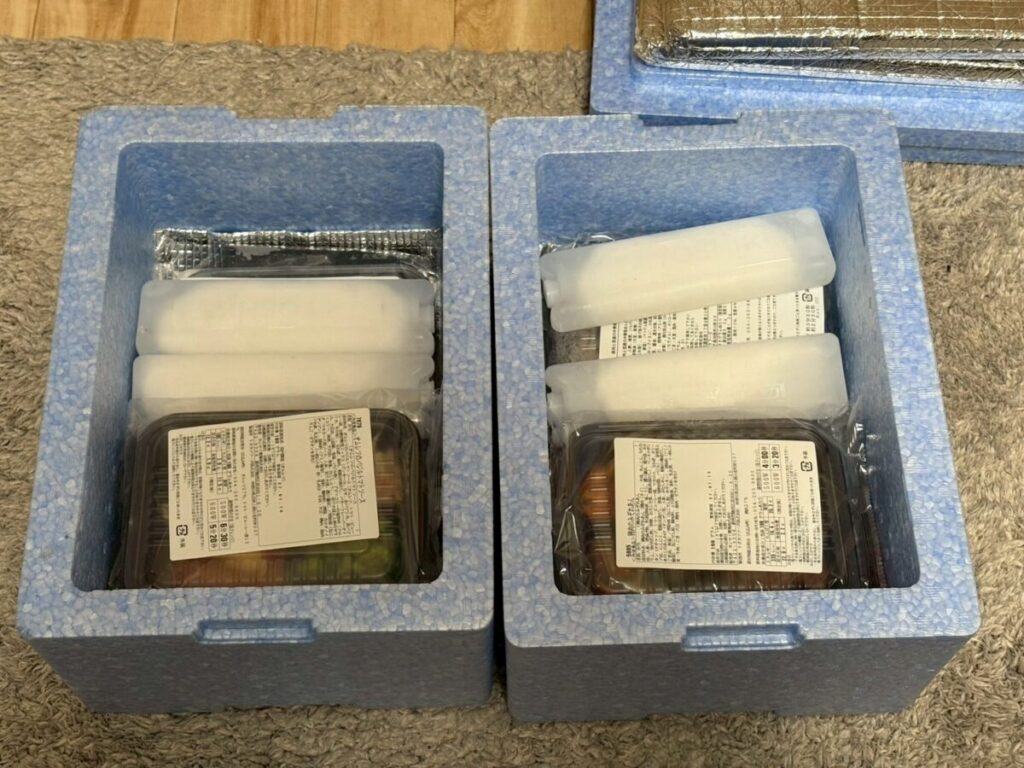 シンプルミール保冷ボックス2個を開けた様子。中には保冷剤とお弁当が入っている。