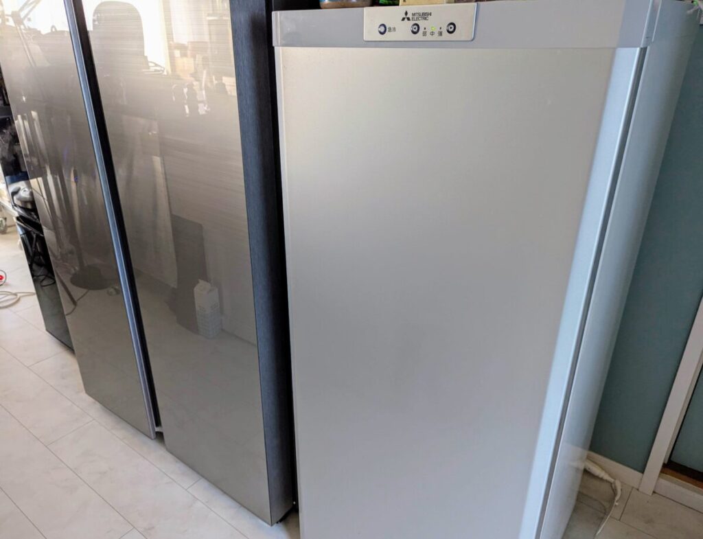 三菱電機のスリムなシルバーの冷凍庫。