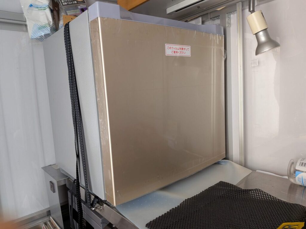 シャンパンゴールドのミニサイズ冷凍庫