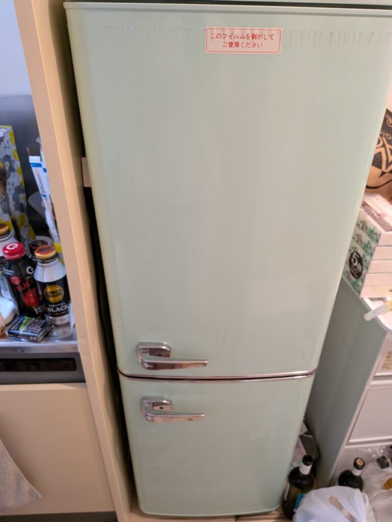 アイリスオーヤマのレトロデザイン冷蔵庫(ライトグリーン)。130Lの2ドアタイプで、見た目は非常に可愛らしいが、宅配食の容器を効率よく積み重ねるには庫内のサイズ確認が重要なモデル。