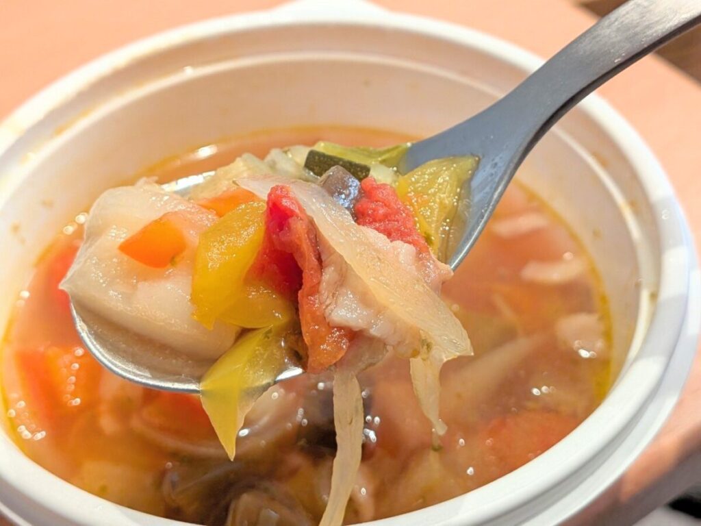 オイシエダイニングミネストローネをスプーンですくったアップ写真。