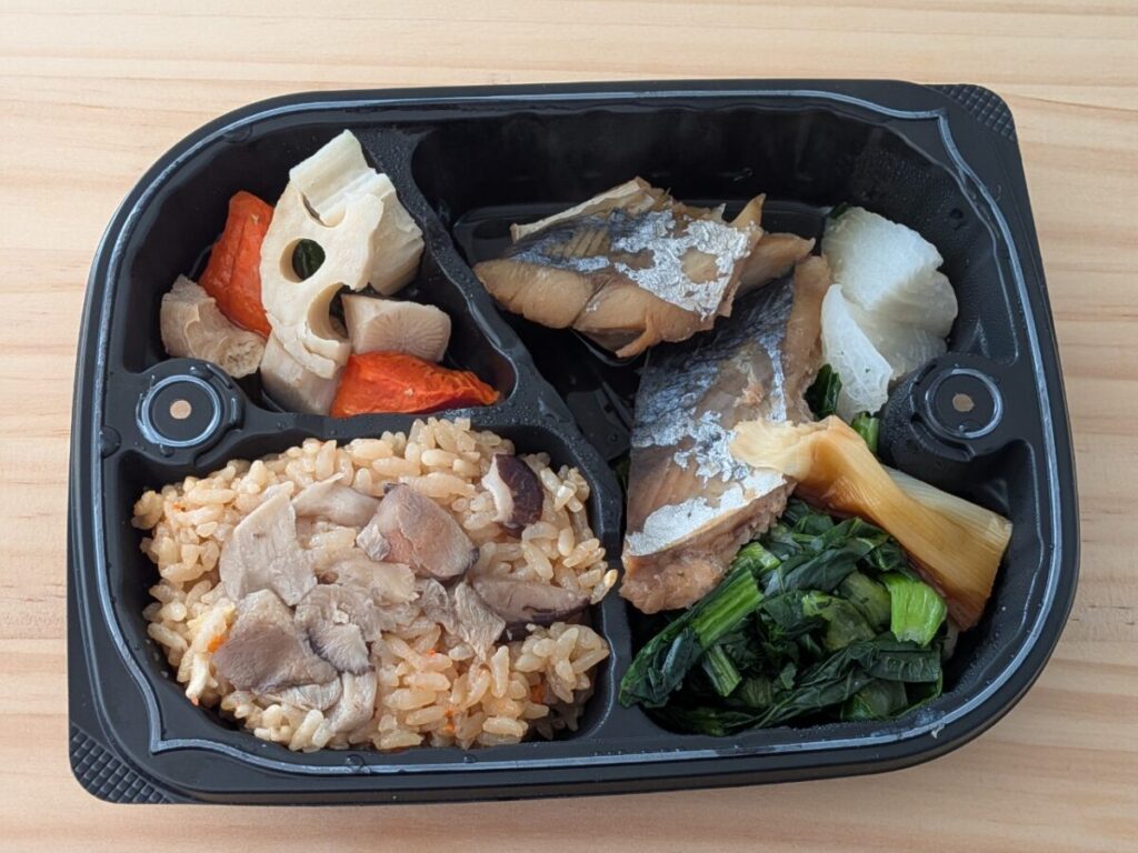 オイシエダイニング鰆の幽庵焼き。付け合わせは炊き込みご飯、煮物のようなもの、小松菜。