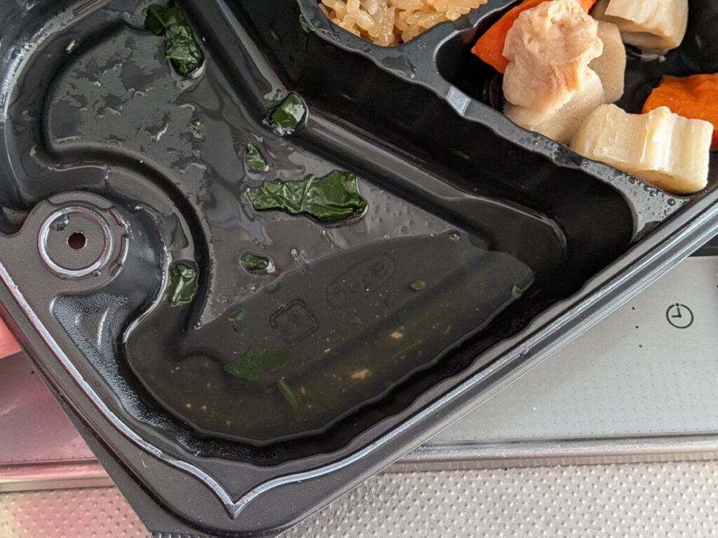 オイシエダイニング鰆の幽庵焼きを食べた後に弁当容器に残った水分