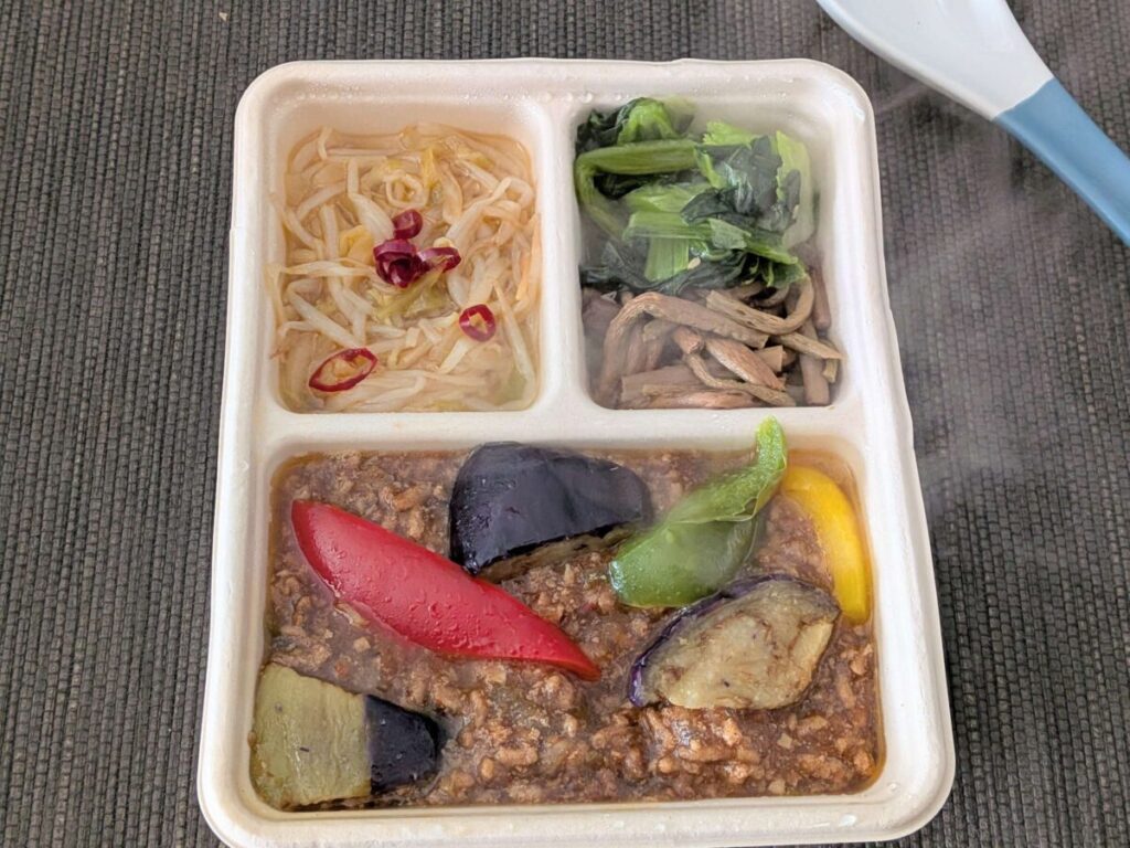 デリピックス麻婆茄子の完成写真。副菜はぜんまい、小松菜、もやし