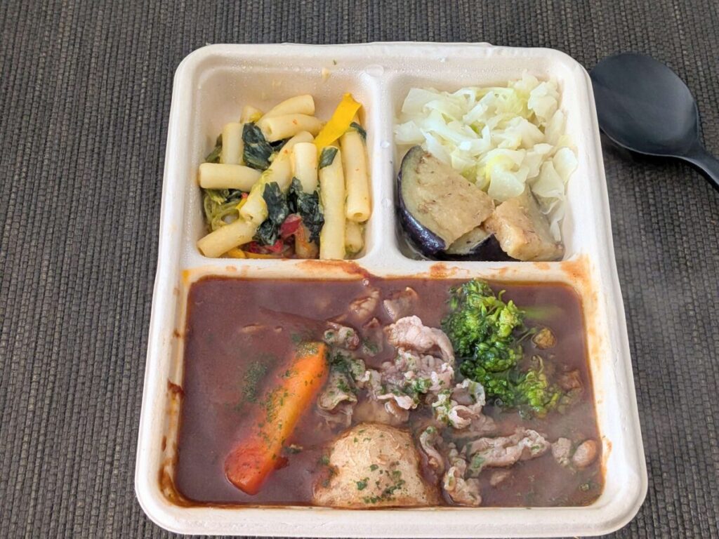 デリピックスビーフシチューの完成写真。副菜はマカロニ、キャベツ、揚げ茄子