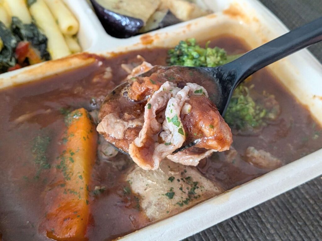 デリピックスビーフシチューをスプーンですくっているアップ画像